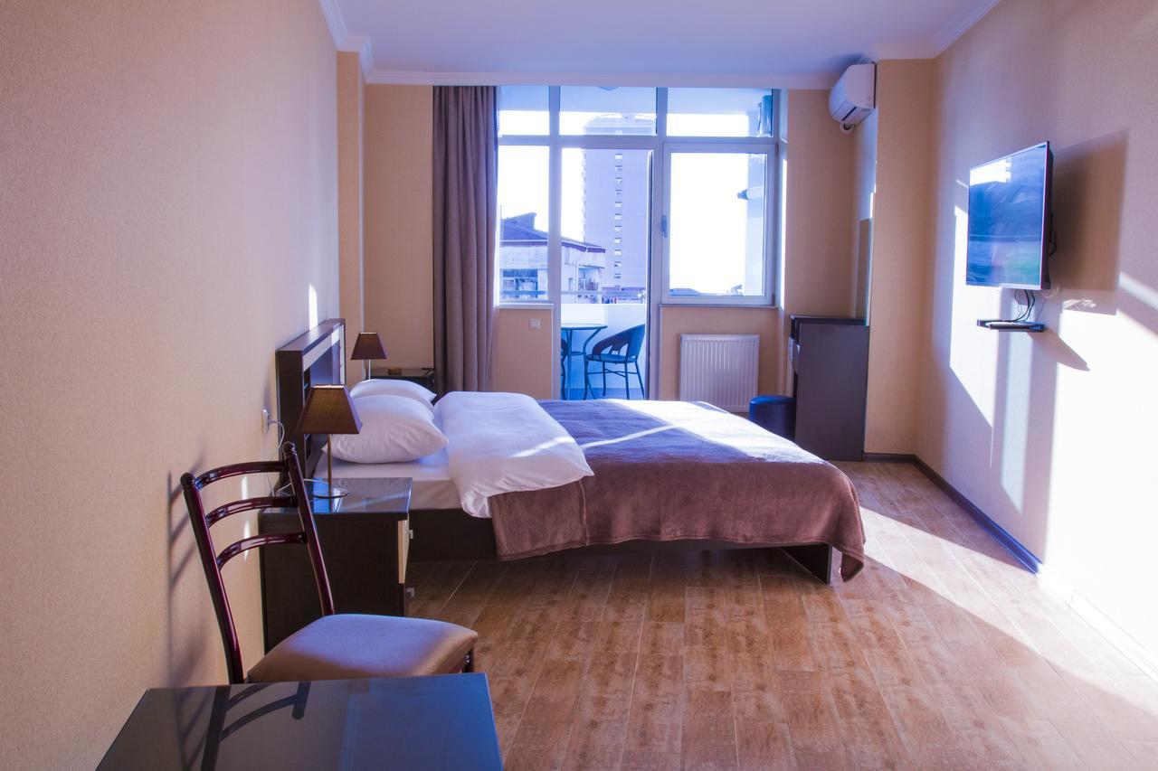 Pirosmani Mini Hotel Batumi Esterno foto